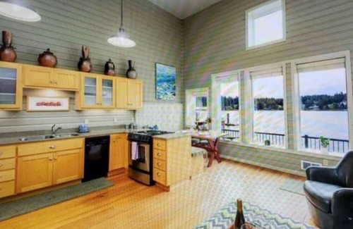 Florence Apartment | The Lockers ~ Waterfront ~ Historic Old Town