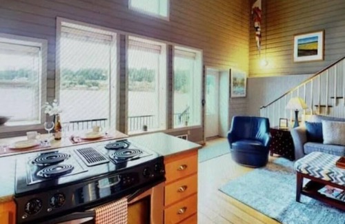 Florence Apartment | The Lockers ~ Waterfront ~ Historic Old Town