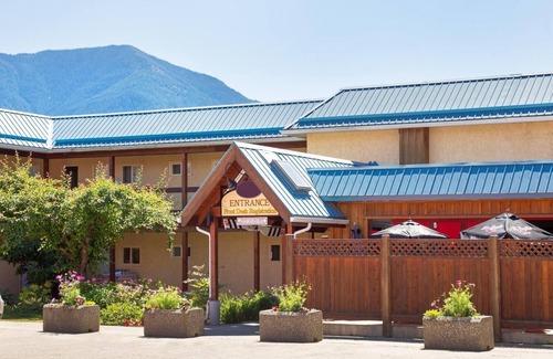 Nakusp Hotel | The Lodge at Arrow Lakes