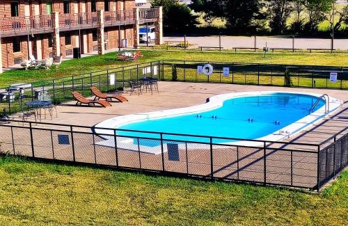 Russell Hotel | The Lodge at Russell - Russell Inn