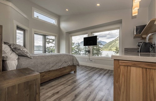 Harrison Hot Springs Cabin | "The Lodge on Harrison Lake" Suite #3