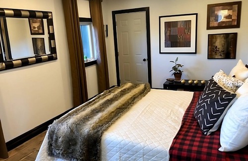 New Tecumseth House | THE LOFT an UPSCALE RUSTIC 2 Bedroom 2 Washroom Private Guest House on 16acres.
