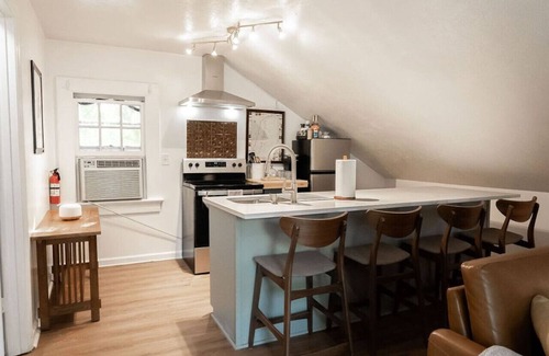 Columbus House | The Loft at Park Place Cozy Studio on the Park