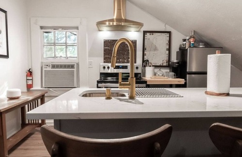 Columbus House | The Loft at Park Place Cozy Studio on the Park