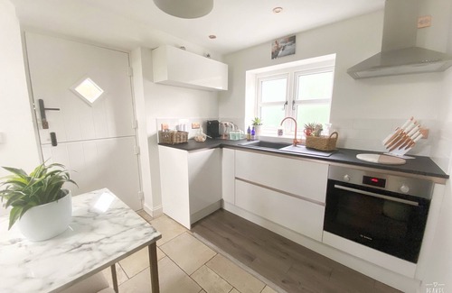 Burton on Trent Cottage | The Loft at Peake’s Retreats + private hot tub