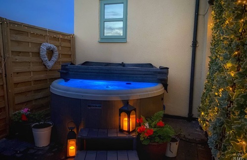 Burton on Trent Cottage | The Loft at Peake’s Retreats + private hot tub