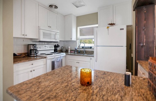 Crescent Lake Apartment | The Loft Deluxe Apt at Crescent Lake near downtown