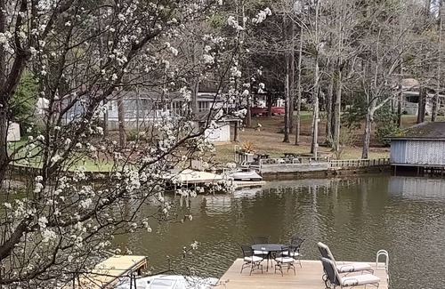 Eatonton House | The Loggerhead lakefront retreat, pet-friendly, 225-feet of waterline, new dock