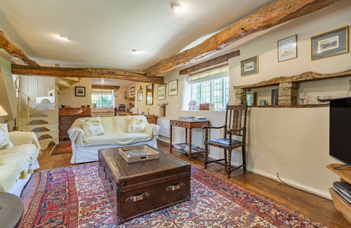 Duntisbourne Abbots Cottage | THE LONG BARN, family friendly, with a garden in Duntisbourne Abbots