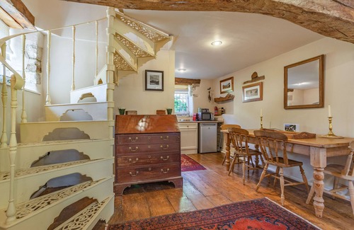 Duntisbourne Abbots Cottage | THE LONG BARN, family friendly, with a garden in Duntisbourne Abbots