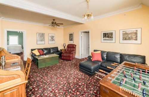 Daniels Hill Apartment | The Long Run | 2 CA King Size Beds | Sleeps 8-10