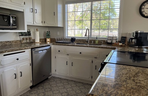 Fallbrook House | The Lookout King Bed! Min away from Wineries, Wedding, venues! Fresh eggs!