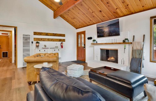 Boulder Bay Ski Chalet | The Lost Compass- Hot Tub- Games- Walk To Lake or Marina