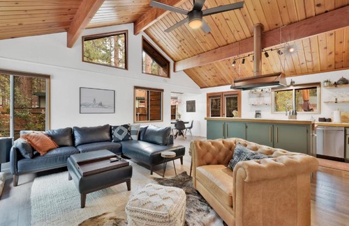 Boulder Bay Ski Chalet | The Lost Compass- Hot Tub- Games- Walk To Lake or Marina