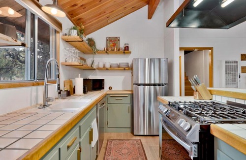 Boulder Bay Ski Chalet | The Lost Compass- Hot Tub- Games- Walk To Lake or Marina