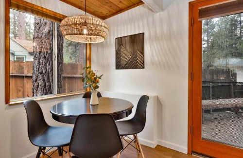 Boulder Bay Ski Chalet | The Lost Compass- Hot Tub- Games- Walk To Lake or Marina
