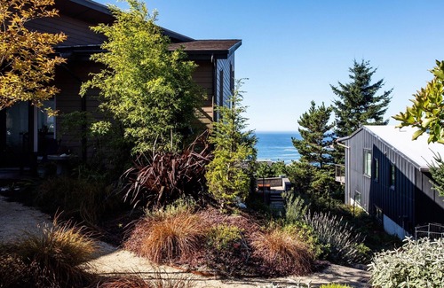 Oceanside House | The LoTide/Modern Elegant Oceanside Retreat