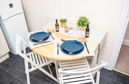 Grangetown Apartment | The Louis Armstrong - Modern 3BD central flat