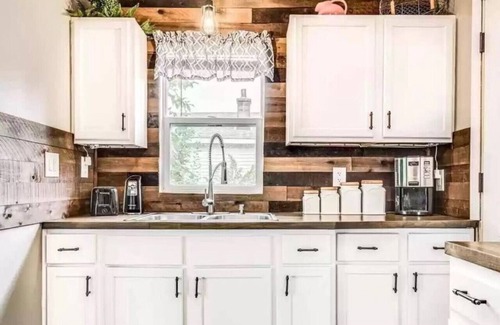 Lexington House | The Love Shack! Hot Tub, Great Couples Get Away!