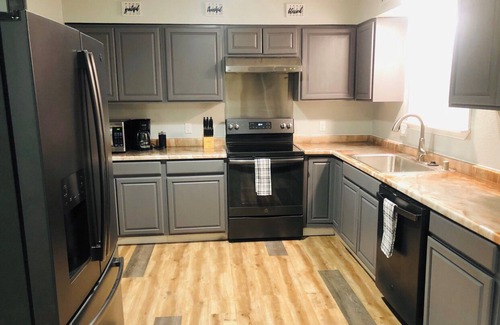 Northeast Anchorage House | The Lovely #2 3-bedroom -1 bath 5 minutes from Hospitals and the University.