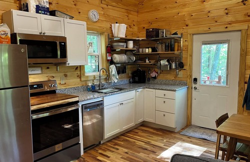 Campton Cabin | The LucKY Lodge: Hot Tub! New Build, 11 Miles to Natural Bridge