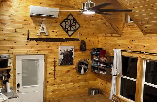 Campton Cabin | The LucKY Lodge: Hot Tub! New Build, 11 Miles to Natural Bridge