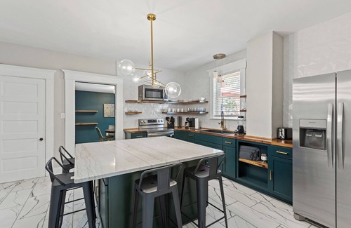 Georgetown House | The Luxe/Hot Tub/Private Bar/12 Min to Horse Park