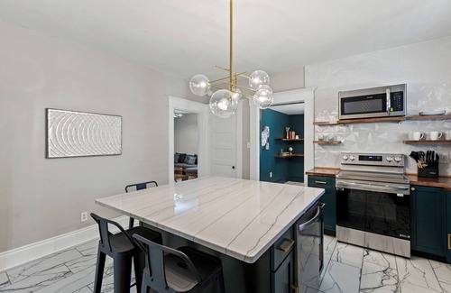 Georgetown House | The Luxe/Hot Tub/Private Bar/12 Min to Horse Park