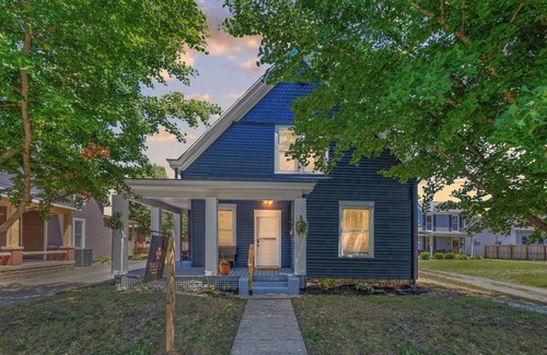 Georgetown House | The Luxe/Hot Tub/Private Bar/12 Min to Horse Park