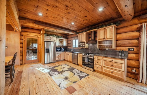 Hunter Cabin | THE LUXURY LODGE - SKI, RIDE, GOLF, BIKE, HIKE