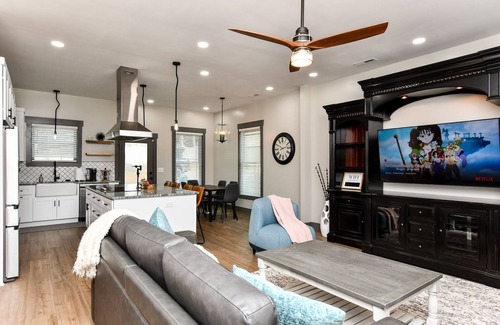 Dunean House | The Luxury Mill 5 Minutes to Downtown + King Bed