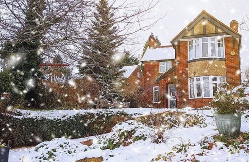 Reading Cottage | The Magnolia Cottage - 5 Bed Victorian Holiday Home -Reading