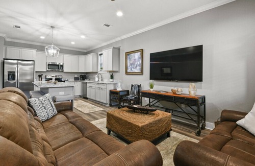 Long Beach Apartment | The Magnolia Downtown 2/2 Sleeps 6 Town Green View