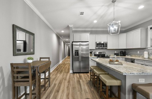 Long Beach Apartment | The Magnolia Downtown 2/2 Sleeps 6 Town Green View