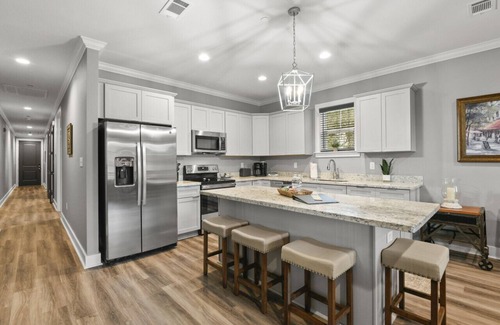 Long Beach Apartment | The Magnolia Downtown 2/2 Sleeps 6 Town Green View