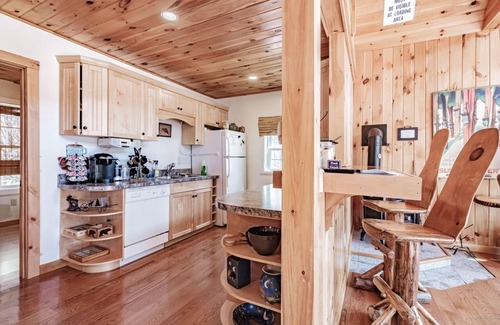 Greenwood Cabin | The Maine Mountain House -Cozy cabin w/hot tub & fire pit,walk to ski/bike lift