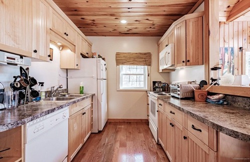 Greenwood Cabin | The Maine Mountain House -Cozy cabin w/hot tub & fire pit,walk to ski/bike lift