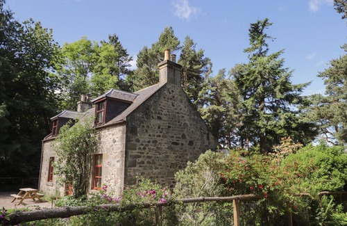 Elgin Cottage | THE MAINS, family friendly, with open fire in Lhanbryde