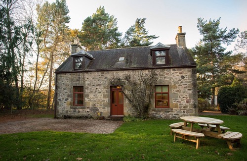 Elgin Cottage | THE MAINS, family friendly, with open fire in Lhanbryde