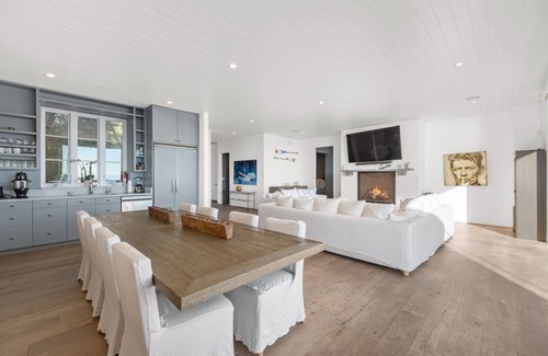 Central Malibu House | The Malibu Sandcastle l Beachfront & Private Rd