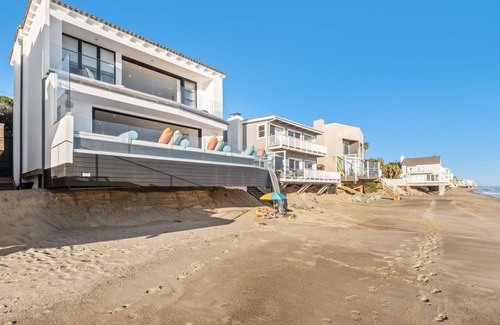 Central Malibu House | The Malibu Sandcastle l Beachfront & Private Rd