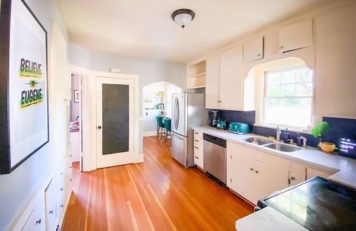 West Eugene House | 🦆 The Mallard Manor | Hip 5 bedroom historic home close to campus