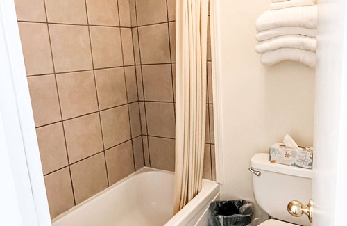 Whitehall Apartment | The Maple Tree Inn - #17