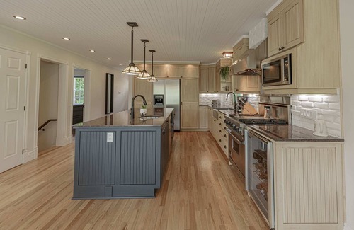 Gore House | The Mariposa - stunning waterfront with hot tub!