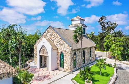 North Side Condo | The Mastic Chapel LUXE Cottage & Pool on North Side