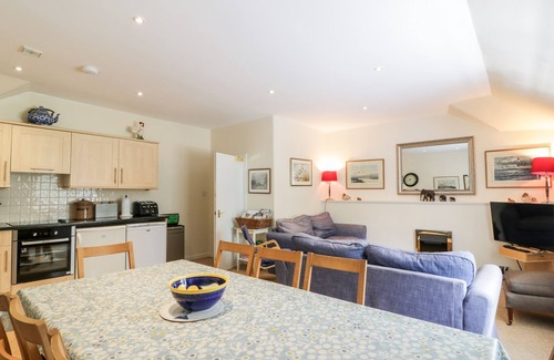 Newbridge Apartment | THE MEWS FLAT, pet friendly in Dalswinton