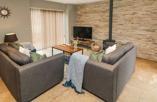 Marsh Lane Cottage | THE MILKING PARLOUR, pet friendly, with hot tub in Marsh Lane