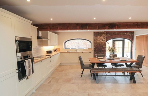 Holme Cottage | THE MILL HOUSE, pet friendly, with hot tub in Thirsk