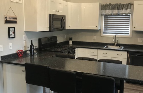Bloomfield Cottage | The Miller Inn & Suites with Seasonal Hot tub!