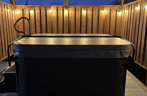 Bloomfield Cottage | The Miller Inn & Suites with Seasonal Hot tub!